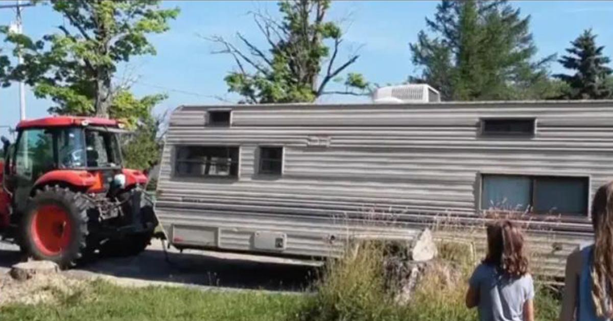 11-year-old girl buys a dated camper for $400 and turns it into the cu...