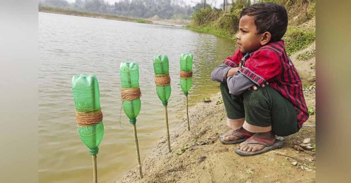 Little boy shows how he uses plastic bottles to catch fish and gets 17...